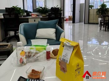 云投中心 >230m²写字楼出租，参考报价：8050元