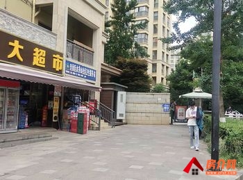 呈贡市政府128.4m²商铺出售，参考报价：135万元