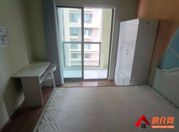 盘龙昆明广场中央(B区)，3室2厅房子出租(合租)，租金每月