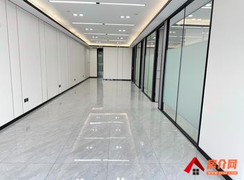 云投中心 >230m²写字楼出租，参考报价：6900元