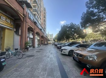 盘龙北辰财富中心160m²商铺出售，参考报价：170万元