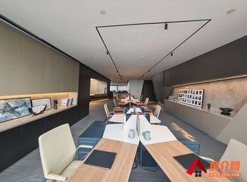 昆明中海国际中心 >300m²写字楼出售，参考报价：1